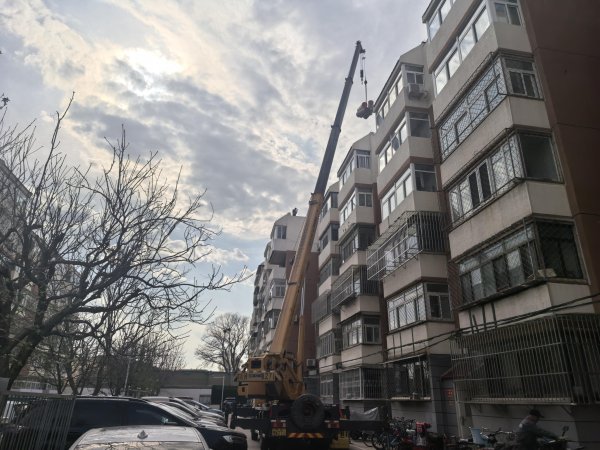 上阳网 拆除、加固楼顶设施，大风预警下社区展开“高空守护”行动