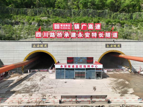 安联 镇广高速最长隧道贯通 年底通江至广安段预计建成通车100公里